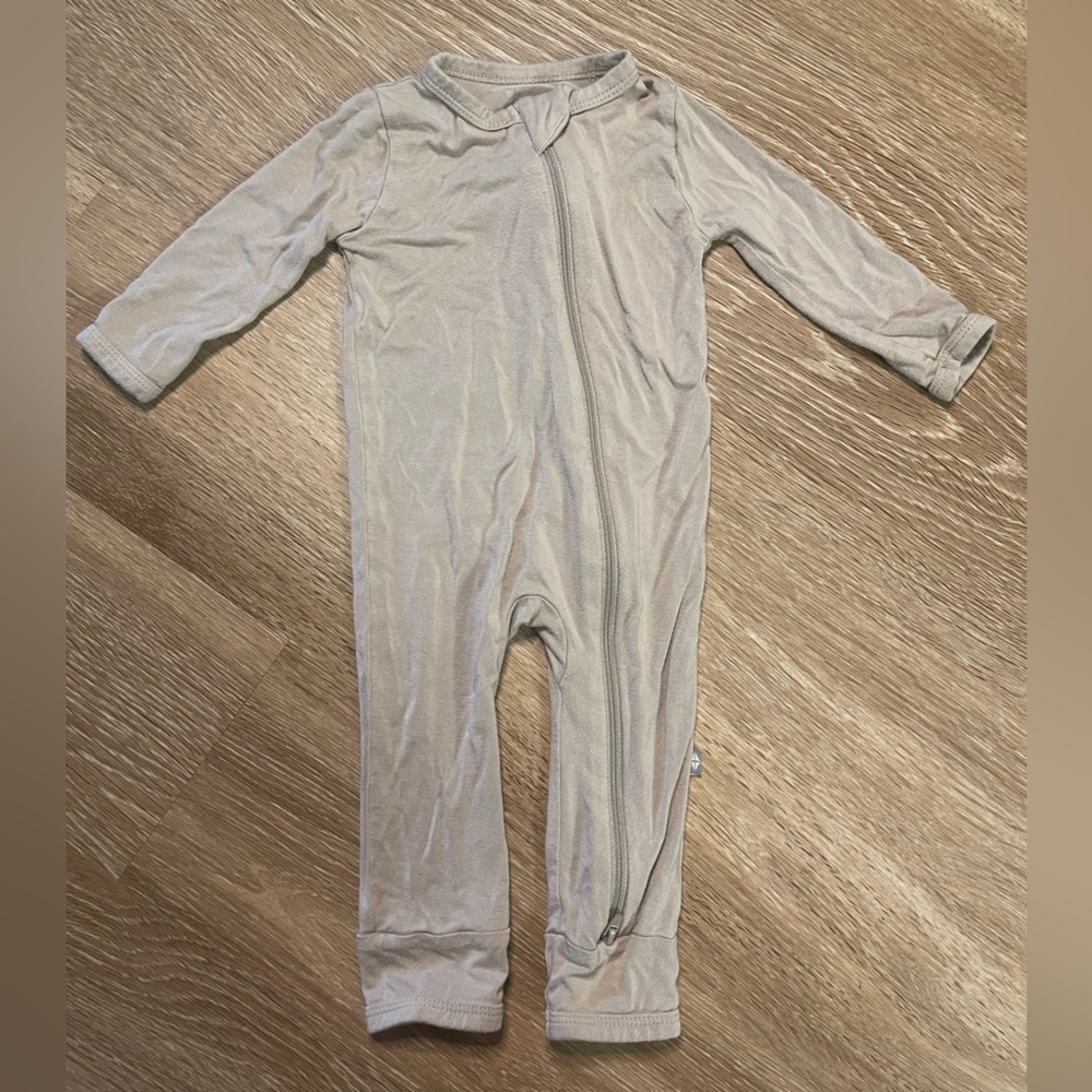 Kyte 🪁 Zippered Footie in Khaki
